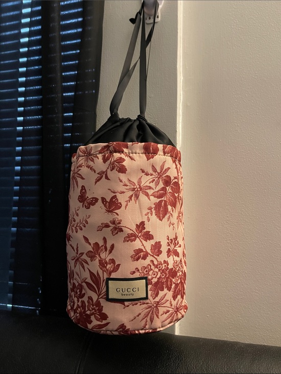 Gucci Handbags - Gucci GWP Red Floral Cosmetic Bag with drawstring closure New